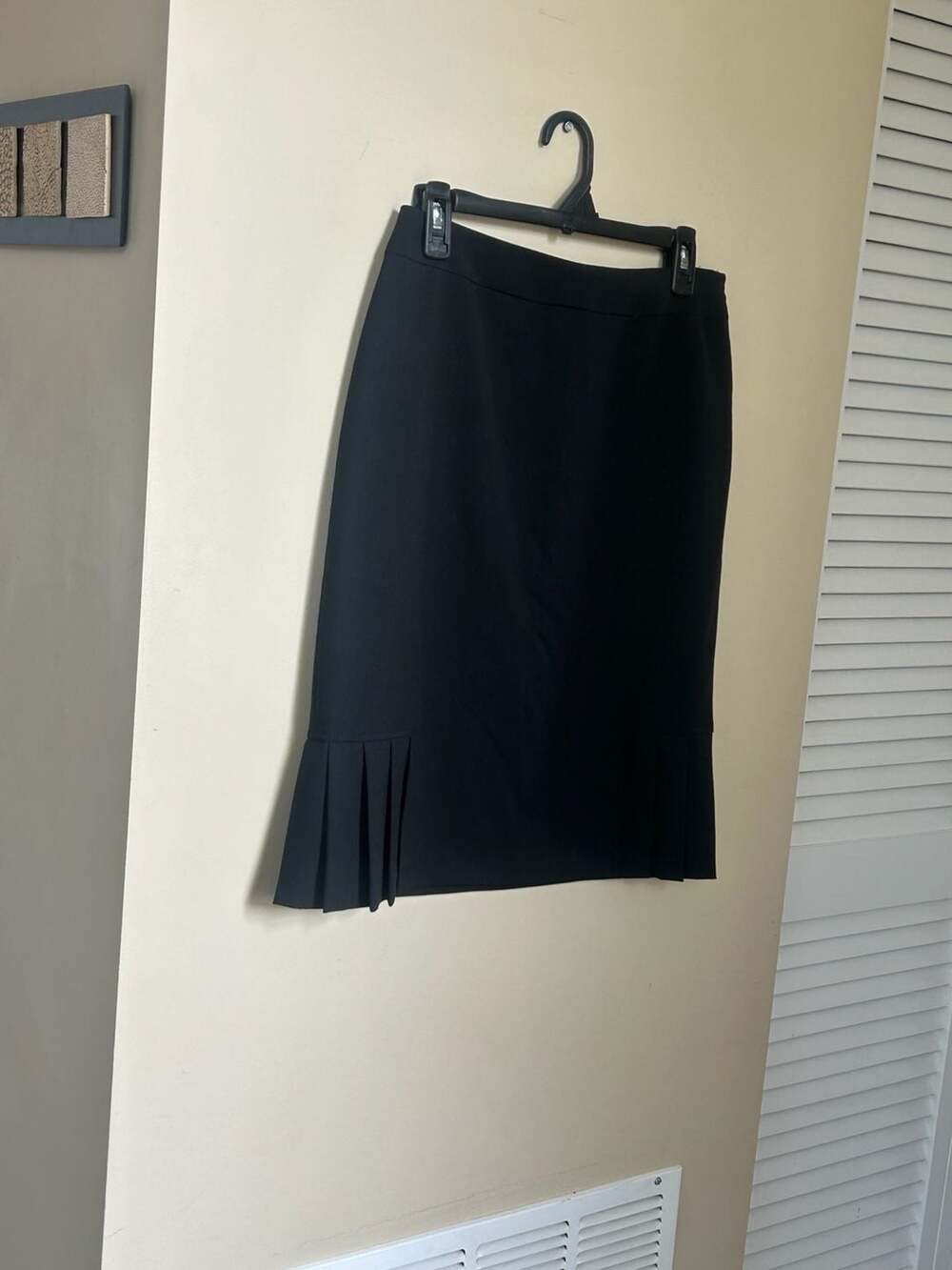 Tahari Arthur S. Levine Black Pleated Hem Pencil Skirt Size 4